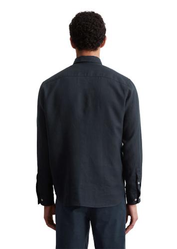 Kent collar, long sleeves, one rectangular chest pocket, linen style