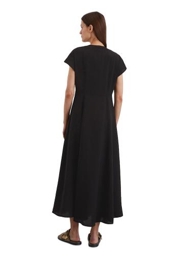 Dress, feminine shape, round neckline, midi length, cutlines
