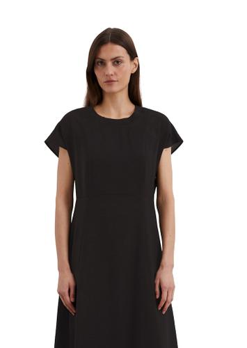 Dress, feminine shape, round neckline, midi length, cutlines