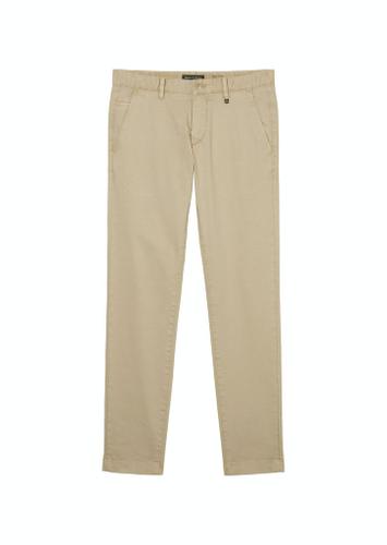 Stig shaped fit, shaped leg, regular length, welt pockets